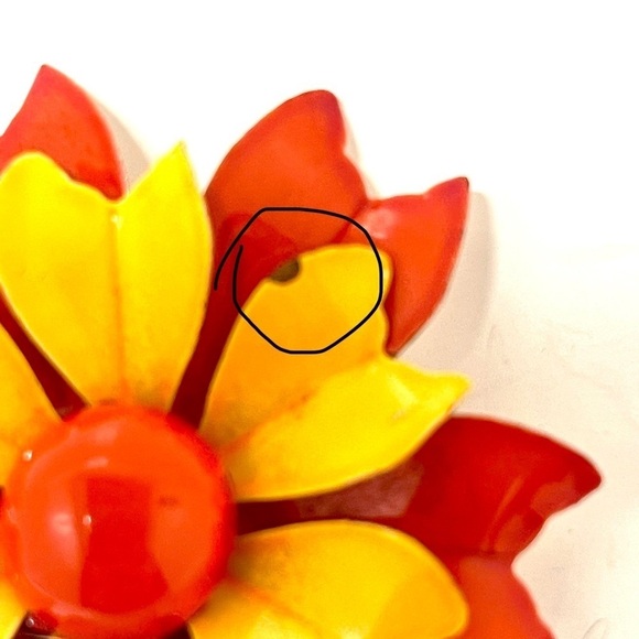 Vintage Enameled Flower Broach from the 70’s​​ - Picture 2 of 5
